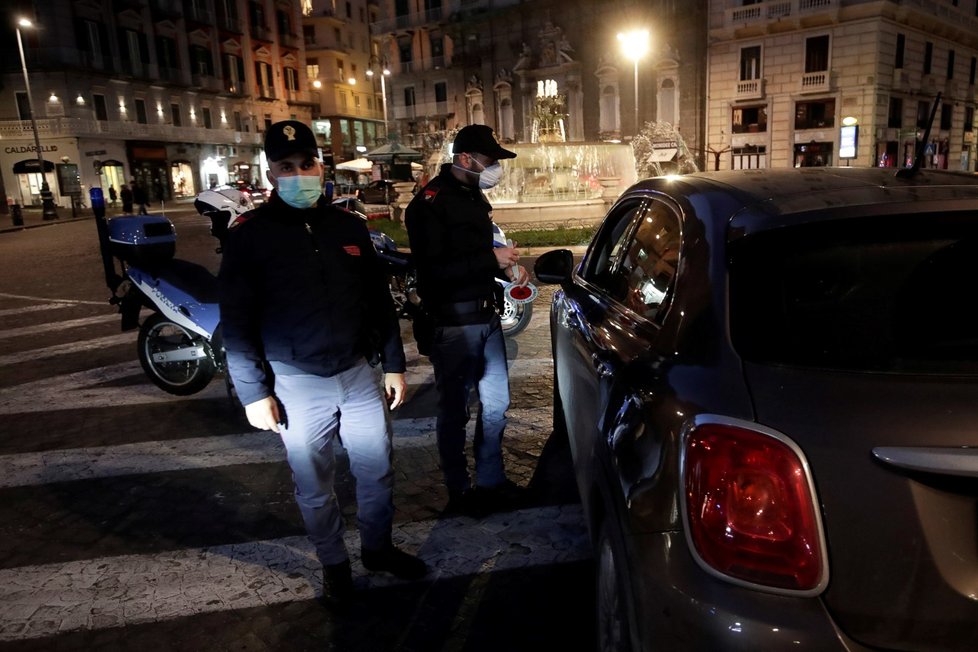 Itálie zpřísňuje opatření kvůli šíření koronaviru. Zavřené budou všechny obchody kromě těch s potravinami a lékáren. Dočasně se uzavřou i všechny bary, restaurace a kadeřnictví.