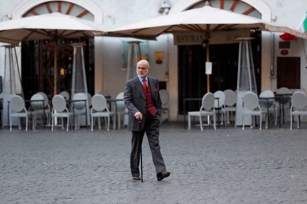 Itálie zpřísňuje opatření kvůli šíření koronaviru. Zavřené budou všechny obchody kromě těch s potravinami a lékáren. Dočasně se uzavřou i všechny bary, restaurace a kadeřnictví. 