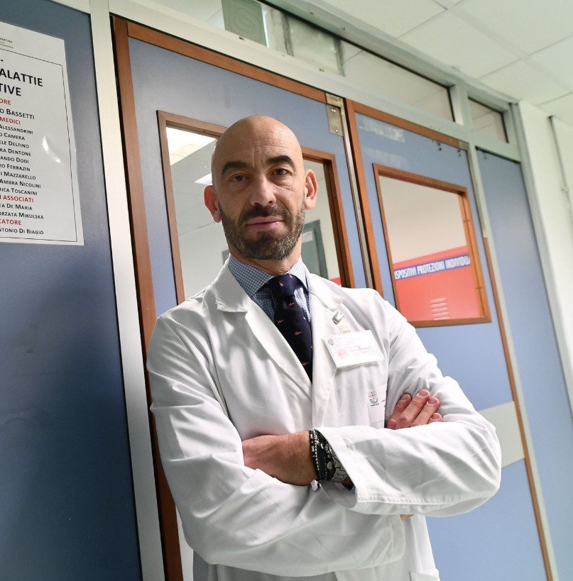 Koronavirus slábne, nákaza možná sama od sebe mizí, tvrdí italský lékař Matteo Bassetti.