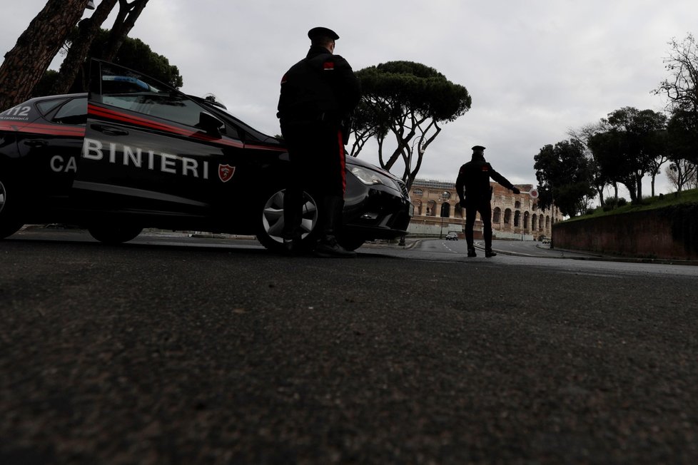 Dodržování restrikcí v Římě hlídá policie.