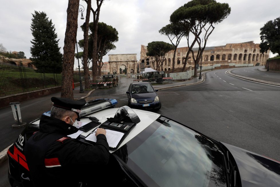 Dodržování restrikcí v Římě hlídá policie.
