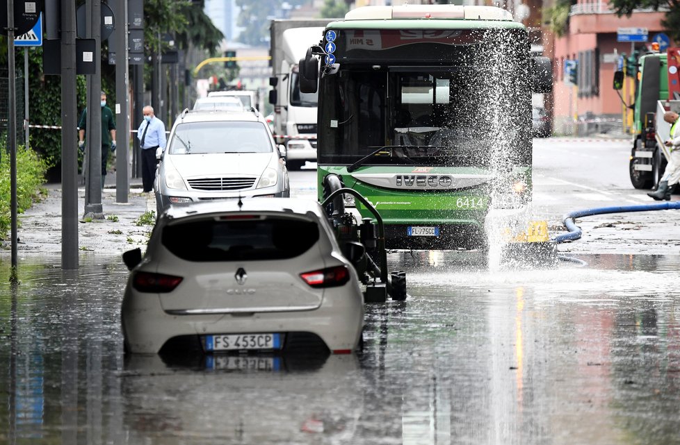 Italský Milán se sotva vzpamatoval z pandemie koronaviru a už ho zasáhla další pohroma, vydatné deště ve městě způsobily záplavy. Odklízení škod probíhalo v rouškách, (15.05.2020).
