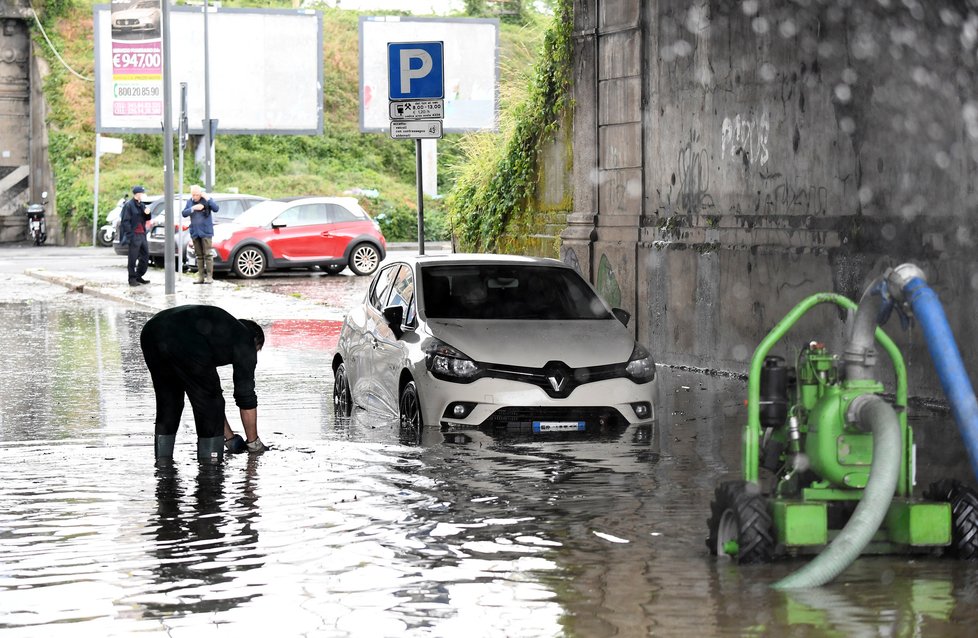 Italský Milán se sotva vzpamatoval z pandemie koronaviru a už ho zasáhla další pohroma, vydatné deště ve městě způsobily záplavy. Odklízení škod probíhalo v rouškách, (15.05.2020).