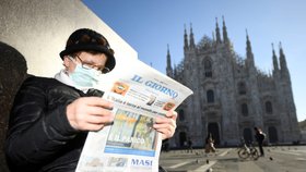 Čtenář novin před milánskou katedrálou Duomo (24. 2. 2020)