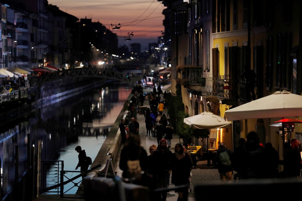 Noční život v italském Milánu po rozšíření koronaviru