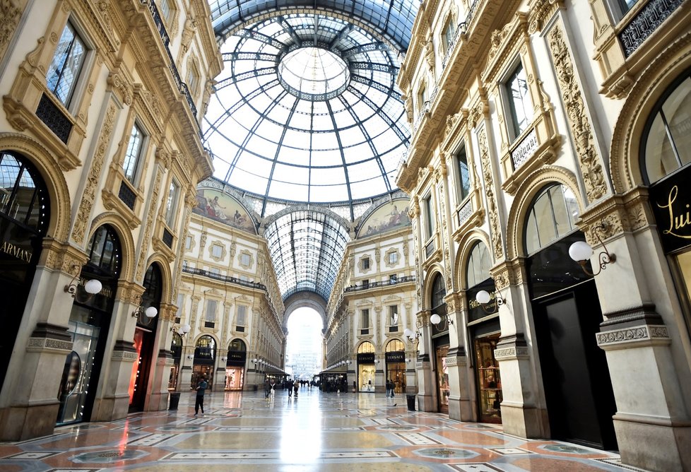 Lidé v rouškách v galerii Galleria Vittorio Emanuele II v italském Miláně