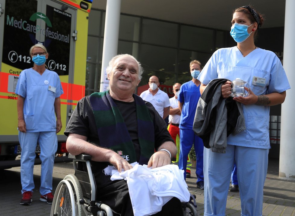 Claudio Facoetti (65) z Bergama byl jedním z pacientů, který byl kvůli plným kapacitám v Itálii převezen do nemocnice v německé Bochumi. Po šesti týdnech, vyléčený, nemocnici opustil. (9.5.2020)