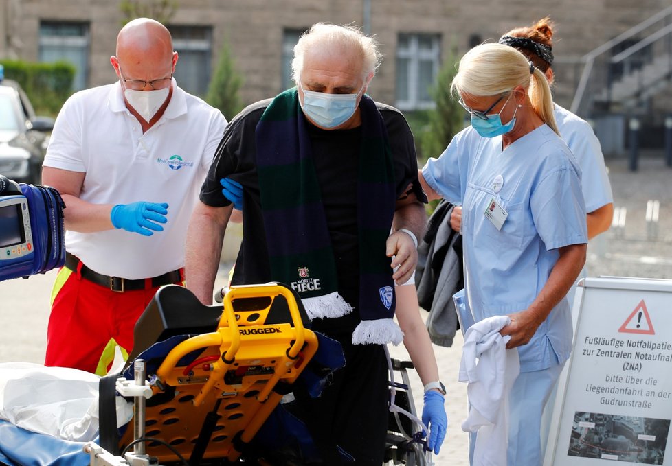 Claudio Facoetti (65) z Bergama byl jedním z pacientů, který byl kvůli plným kapacitám v Itálii převezen do nemocnice v německé Bochumi. Po šesti týdnech, vyléčený, nemocnici opustil. (9.5.2020)