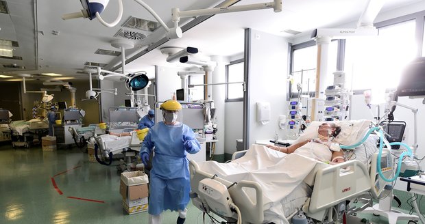 Chřipka a covid drtí Itálii. V nemocnicích chybí lůžka, kritický stav je v Římě 