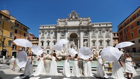 Naštvané nevěsty protestovaly v Římě. Kvůli koronaviru jim zase odsunuli svatby.