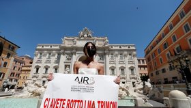 Naštvané nevěsty protestovaly v Římě. Kvůli koronaviru jim zase odsunuli svatby.