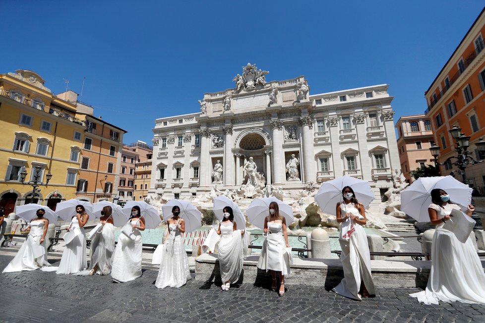 Naštvané nevěsty protestovaly v Římě. Kvůli koronaviru jim zase odsunuli svatby