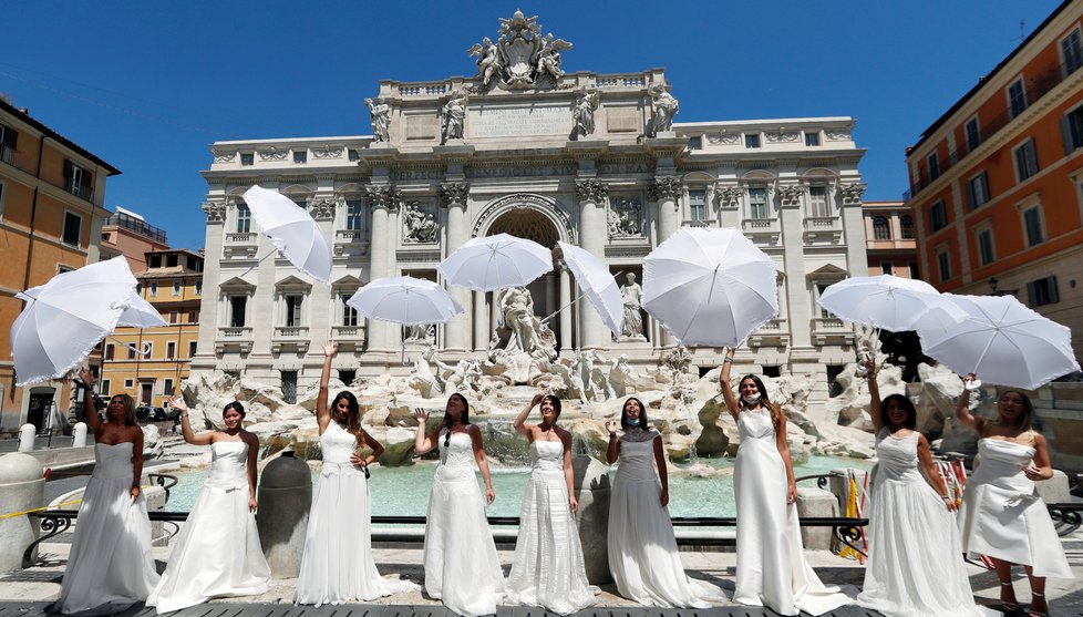 Naštvané nevěsty protestovaly v Římě. Kvůli koronaviru jim zase odsunuli svatby