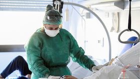 Během pandemie koronaviru platí přísná bezpečnostní a karanténní opatření po celém světě. Na snímku pacienti a zdravotníci z nemocnice v severoitalské Cremoně. (19.03.2020)
