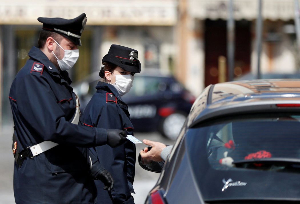 Svět dál čelí pandemii koronaviru, policejní kontroly v Itálii (21.03.2020).