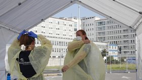 Koronavirus v Itálii, zdravotní sestra a další personál v polní nemocnici u Cremony, (22.03.2020).