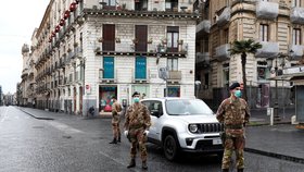 Koronavirus v Itálii, v zemi druhým týdnem platí celonárodní karanténa, na její dodržování dohlíží policie i armáda. (22.03.2020)
