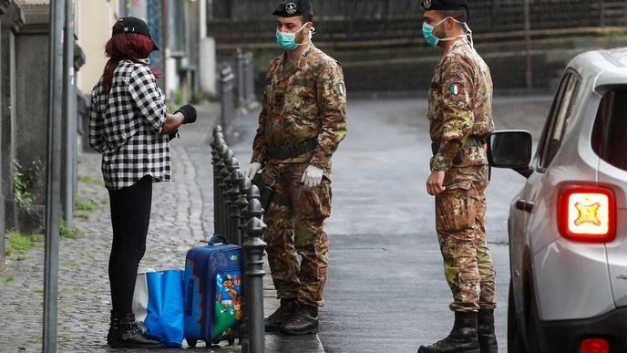 Koronavirus v Itálii, v zemi druhým týdnem platí celonárodní karanténa, na její dodržování dohlíží policie i armáda, (22.03.2020).