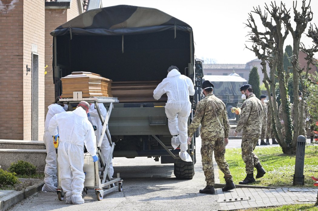 Koronavirus v Itálii, vojáci z nemocnic urychleně odvážejí oběti nákazy, (21.03.2020).
