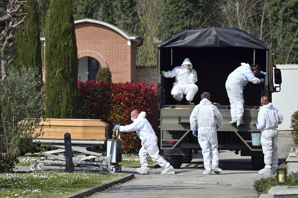 Koronavirus v Itálii, vojáci z nemocnic urychleně odvážejí oběti nákazy (21. 03. 2020).