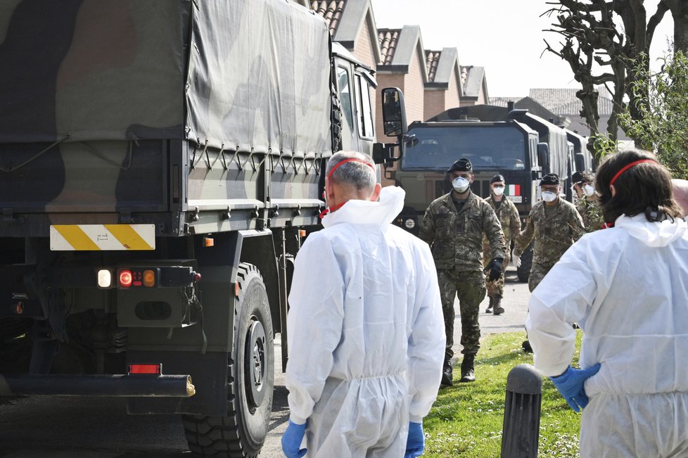 Koronavirus v Itálii, vojáci z nemocnic urychleně odvážejí oběti nákazy (21. 03. 2020).