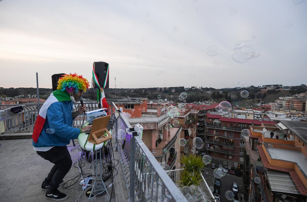 Koronavirus v Itálii: DJ Francesco Cellini v Římě baví své sousedy, (22.03.2020).