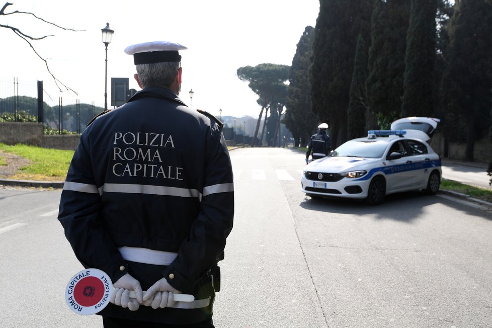 Koronavirus v Itálii, v zemi druhým týdnem platí celonárodní karanténa, na její dodržování dohlíží policie i armáda, (22.03.2020).