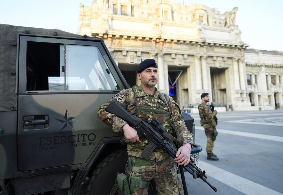 Koronavirus v Itálii, v zemi druhým týdnem platí celonárodní karanténa, na její dodržování dohlíží policie i armáda. (22.03.2020)