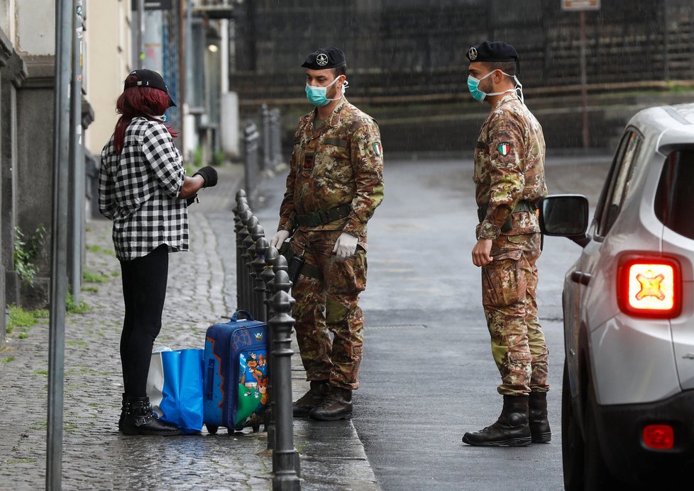 Koronavirus v Itálii, v zemi druhým týdnem platí celonárodní karanténa, na její dodržování dohlíží policie i armáda. (22.03.2020)