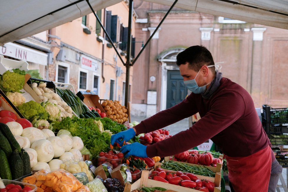 Koronavirus v Itálii: V zemi došlo k uvolnění restrikcí, pro lidi se otevřely obchody a trhy. (14.04.2020)