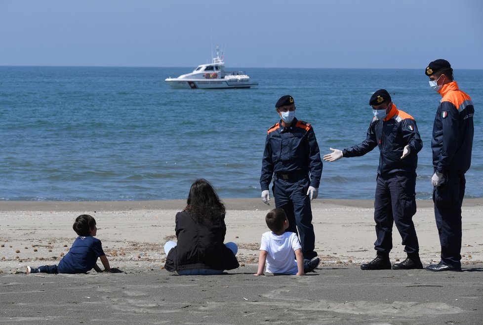 Koronavirus v Itálii, po dlouhé karanténě se do země vrací život, (26.04.2020).