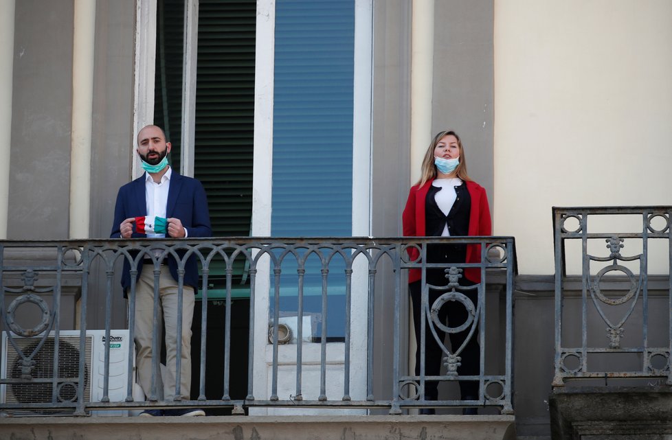Koronavirus v Itálii, Italové z balkónů slavili Den osvobození, (26.04.2020).