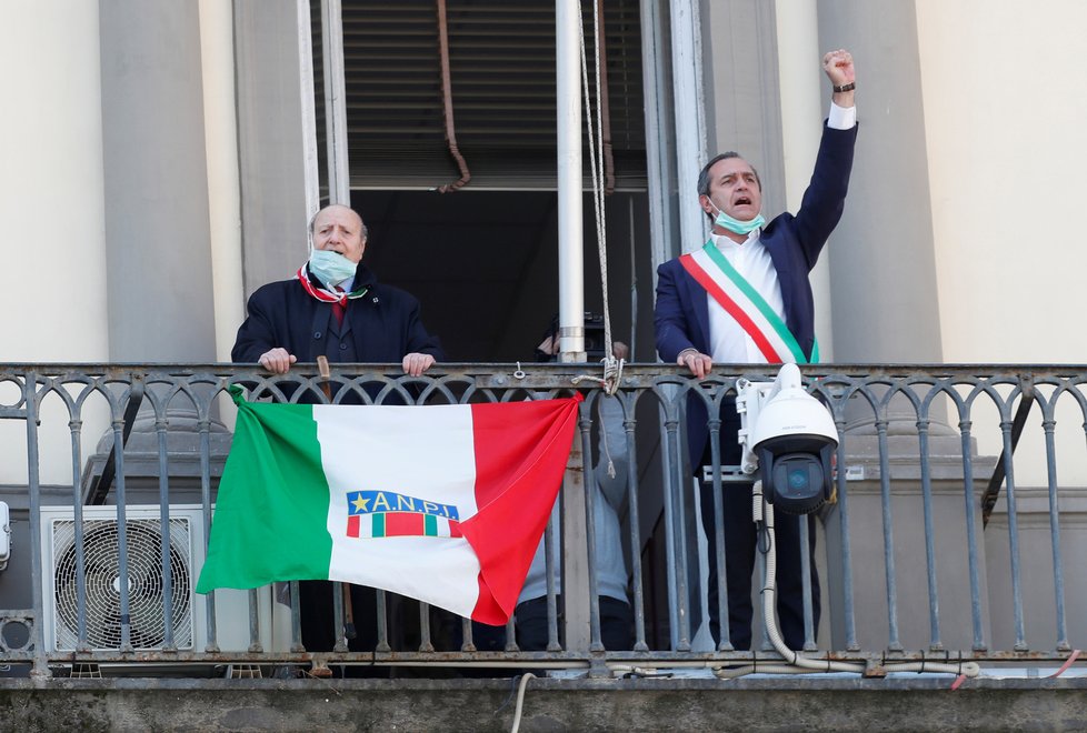 Koronavirus v Itálii, Italové z balkónů slavili Den osvobození, (26.04.2020).