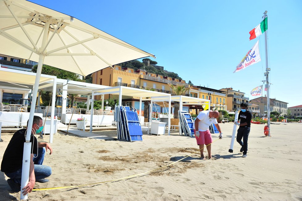 Italové se pečlivě připravují na letní sezonu, na pláží se budou dodržovat rozestupy.