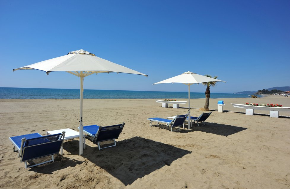 Italové se pečlivě připravují na letní sezónu, na plážích se budou dodržovat rozestupy.