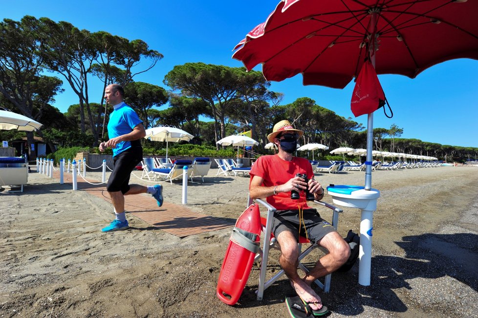 V Itálii otevírají další pláže. I na nich platí přísná opatření.