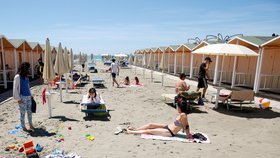 Italové si po uvolnění restrikcí užívají víkend na plážích.