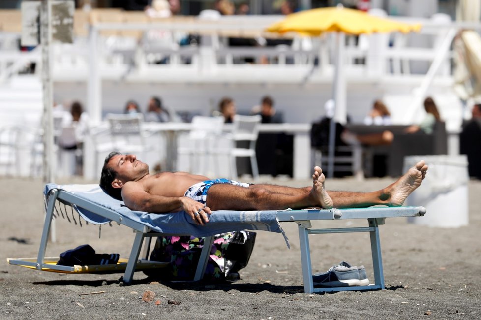 Italové si po uvolnění restrikcí užívají víkend na plážích.