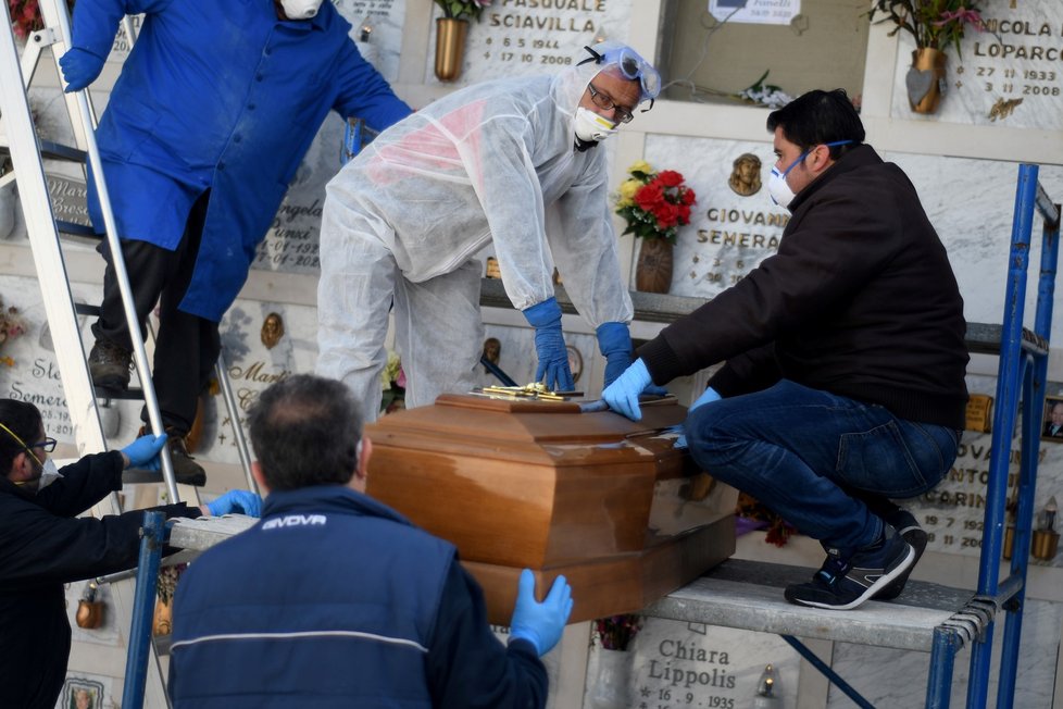 Loučení s oběťmi koronaviru v Itálii (30. 3. 2020)