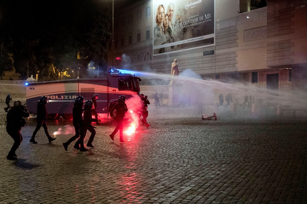 Protesty proti koronavirovým opatřením v Itálii (27. 10. 2020)