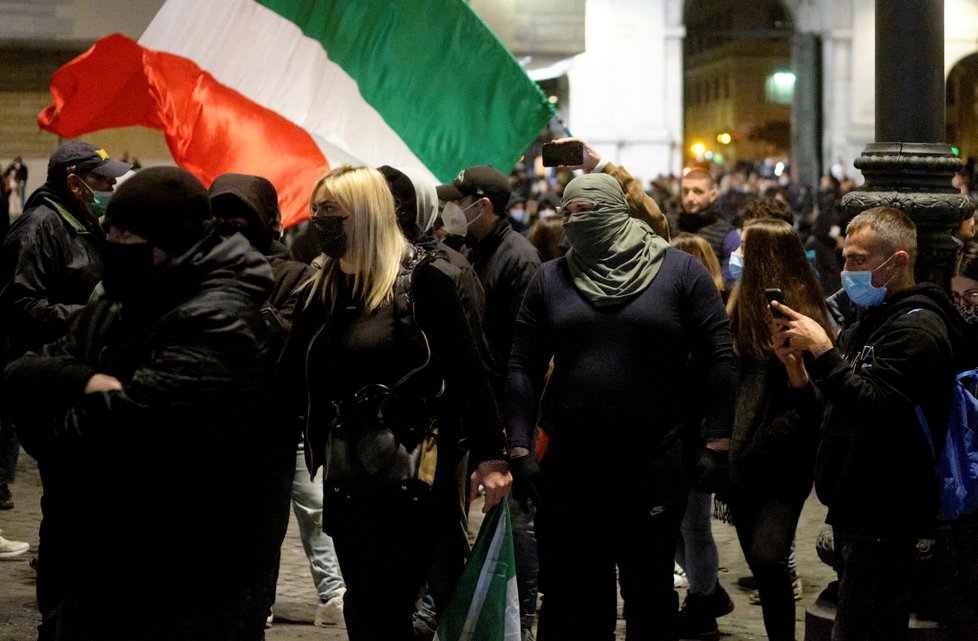 Protesty proti koronavirovým opatřením v Itálii (27. 10. 2020)