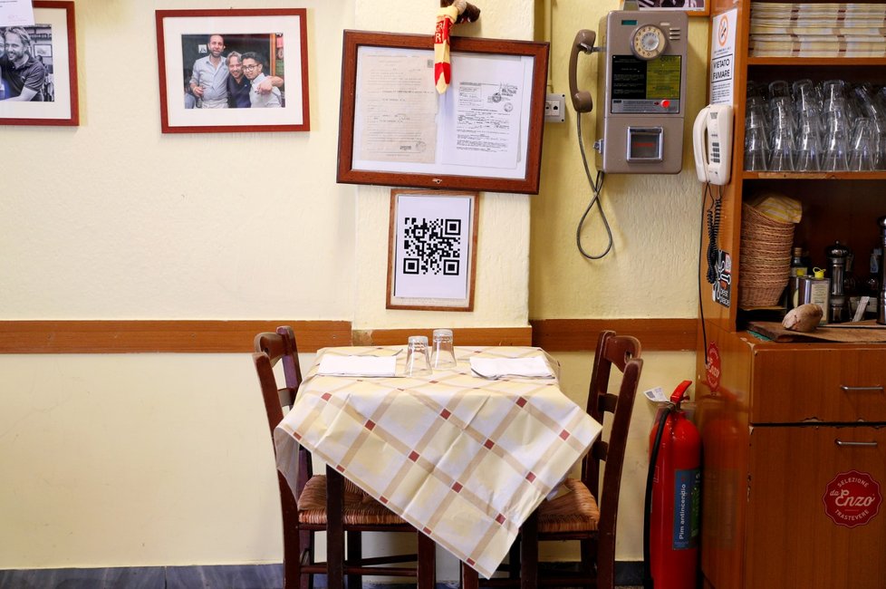 V koronavirem těžce zkoušené Itálii se otevřely restaurace. Jídelní lístky zmizely, nahradily je QR kódy (22. 5. 2020)