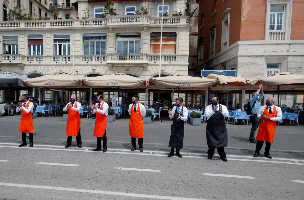 V koronavirem těžce zkoušené Itálii se otevřely restaurace. Jídelní lístky zmizely, nahradily je QR kódy (22. 5. 2020).