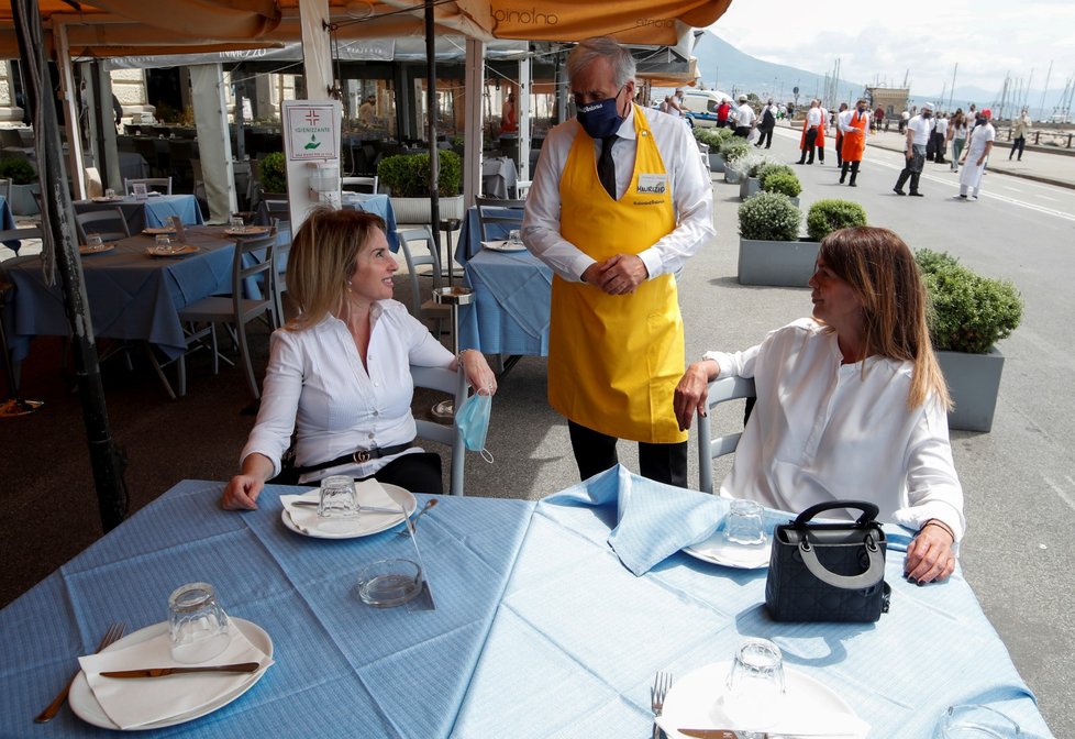 V koronavirem těžce zkoušené Itálii se otevřely restaurace. Jídelní lístky zmizely, nahradily je QR kódy (22. 5. 2020)