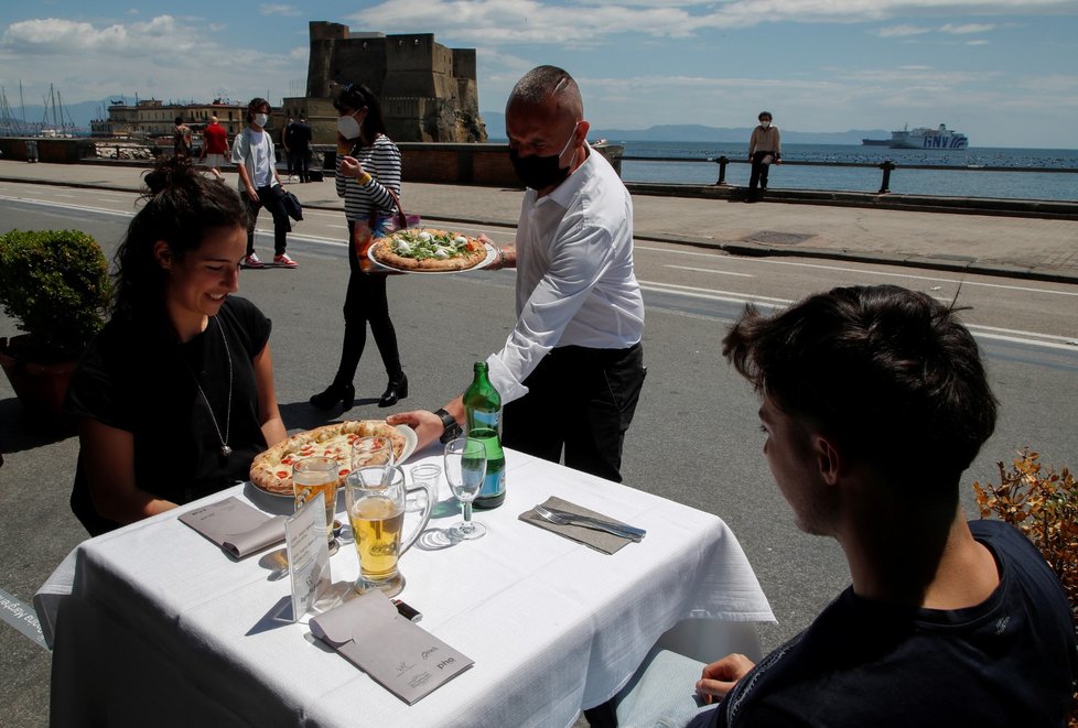 V koronavirem těžce zkoušené Itálii se otevřely restaurace. Jídelní lístky zmizely, nahradily je QR kódy (22. 5. 2020).