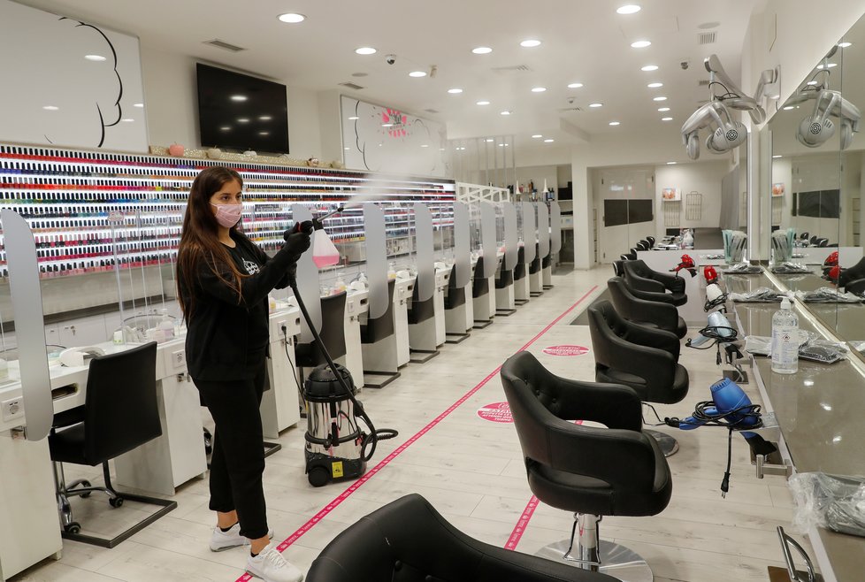Italské kosmetičky svědomitě dezinfikují salony, které se po karanténě znovu otevřou už 18. května.