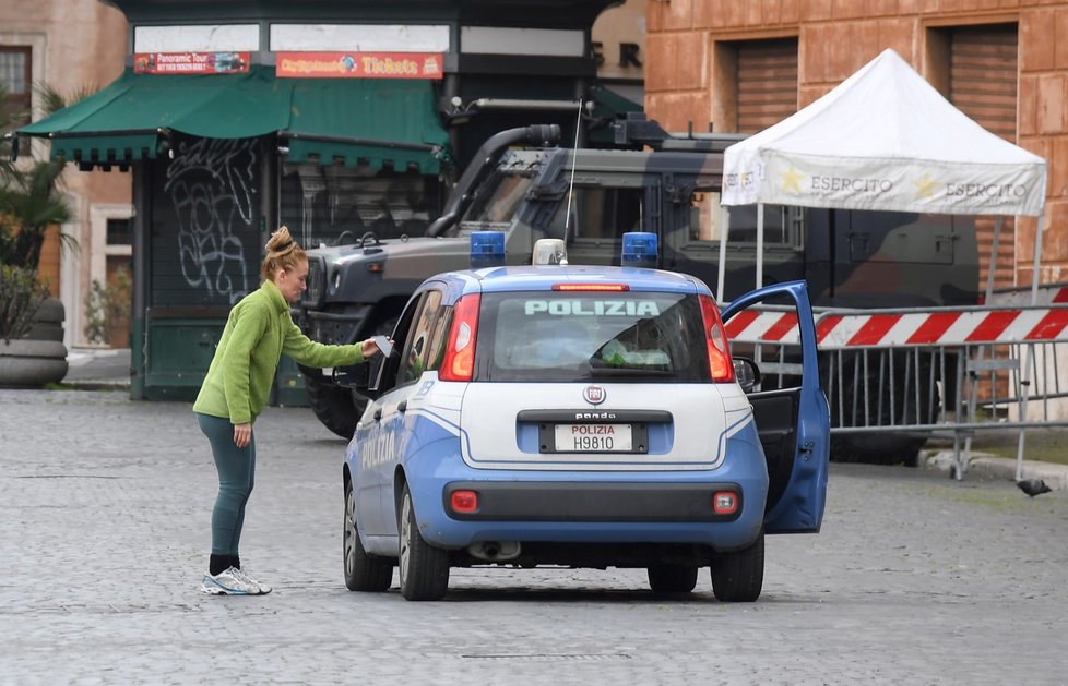 Policie zastavila běžkyni v Římě. Lidé mají kvůli koronaviru zůstat doma (28. 3. 2020)