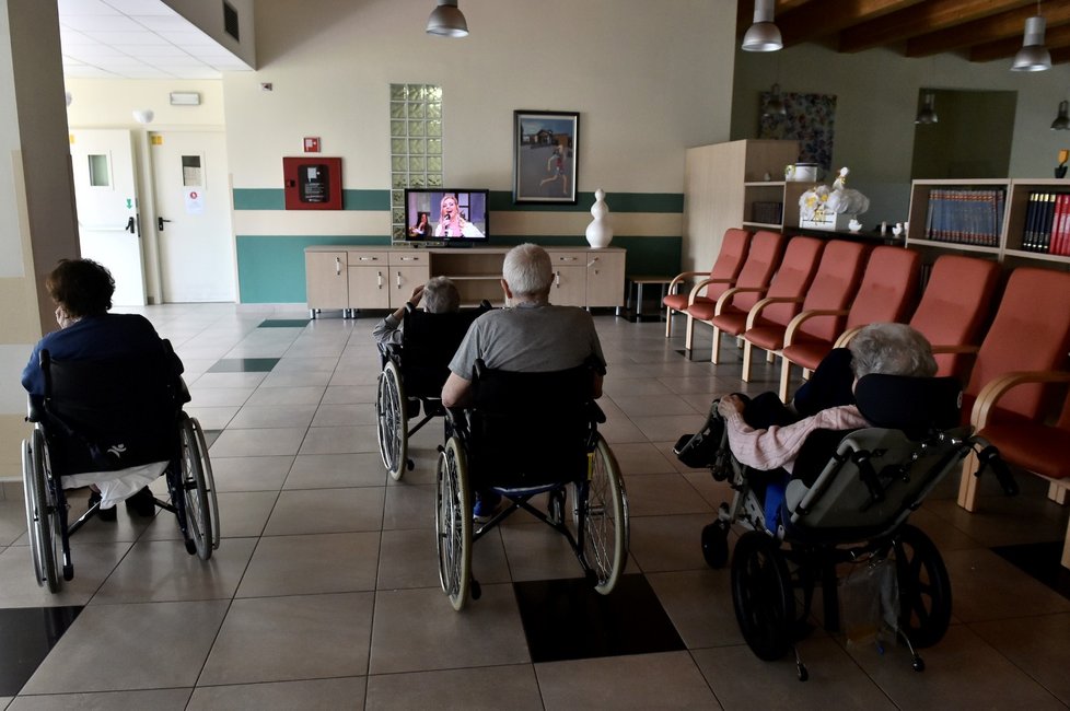 Domov pro seniory v Itálii: Návštěvy příbuzných pouze z bezpečné vzdálenosti (26. 5. 2020)