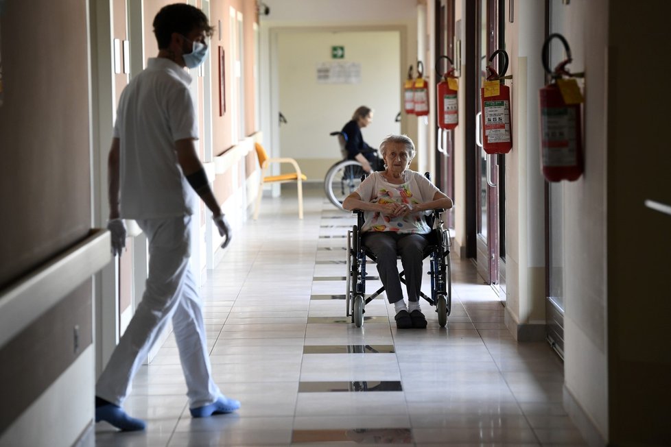 Domov pro seniory v Itálii: Návštěvy příbuzných pouze z bezpečné vzdálenosti (26. 5. 2020)