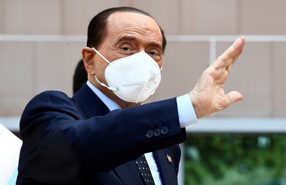 Bývalý italský premiér Silvio Berlusconi opustil po vyléčení kliniku v Miláně.